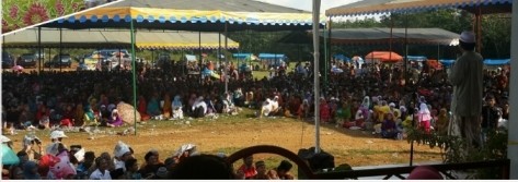 Ustad Anwar saat memberikan tausiah di hadapan ribuan massa di Rimbo Ulu